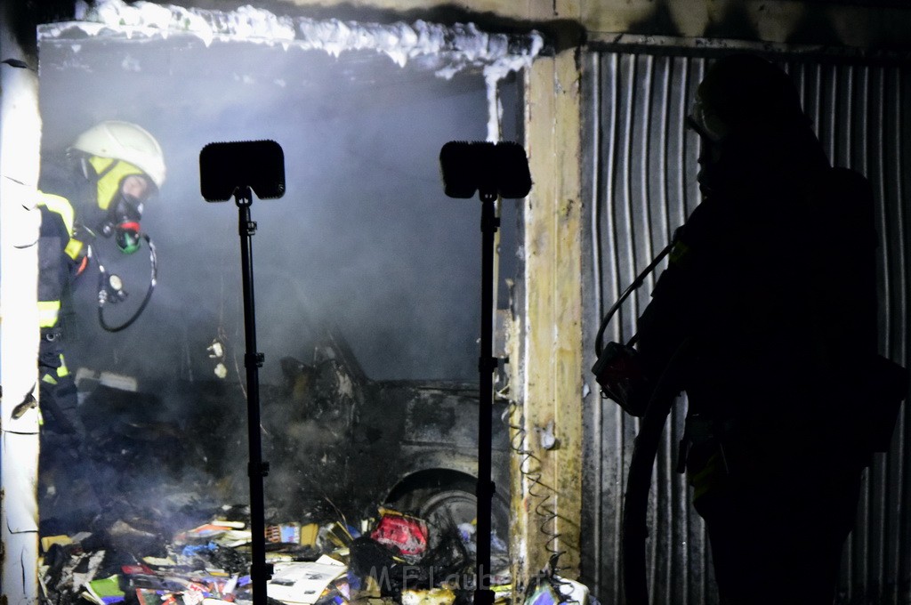 Feuer Hinterhof Garagen Koeln Hoehenberg Olpenerstr P094.JPG - Miklos Laubert